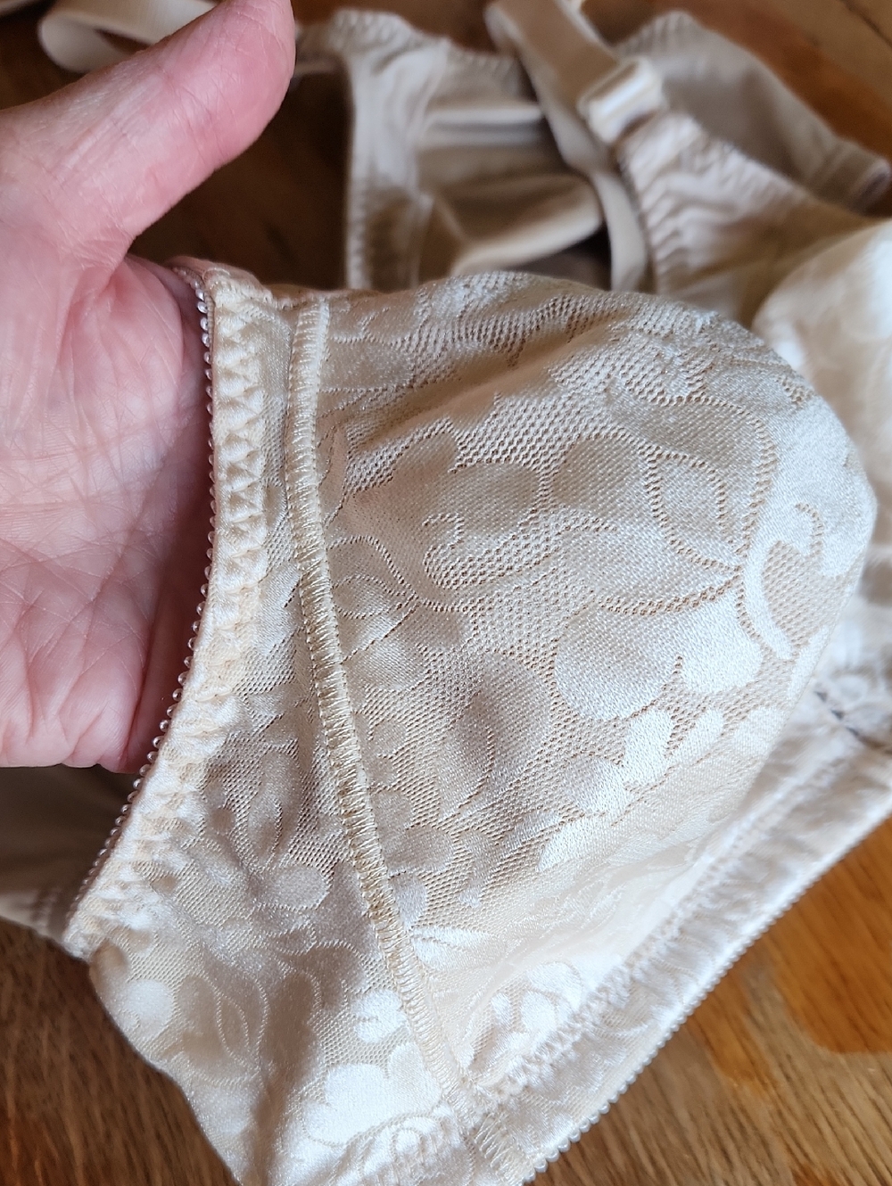 2 Bali Wirefree Bras‎ 36C - Picture 3 of 14